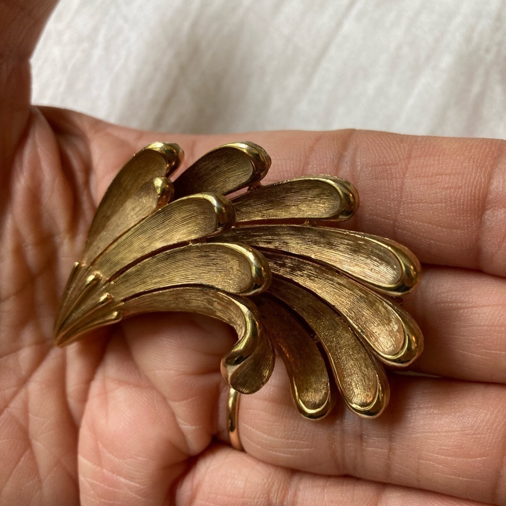 Vintage Signed‎ JJ Brushed Gold Tone Abstract Brooch - Picture 4 of 6
